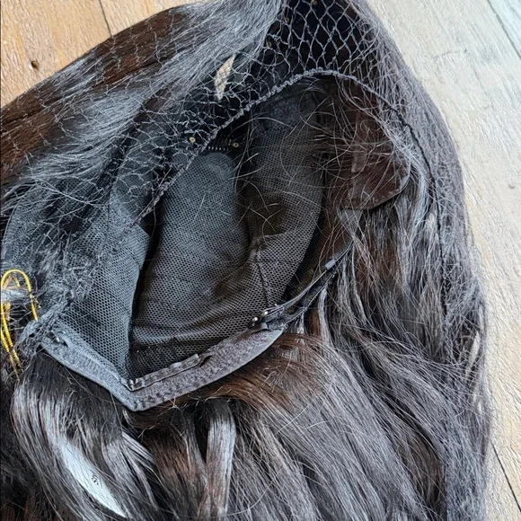 Luxurious Black Wavy Wig - Picture 5 of 7